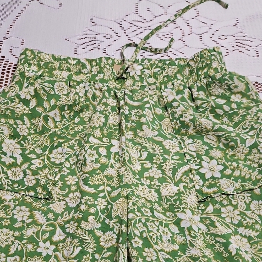 Elegant Floral Wide Leg Pants in Green - Picture 3 of 13